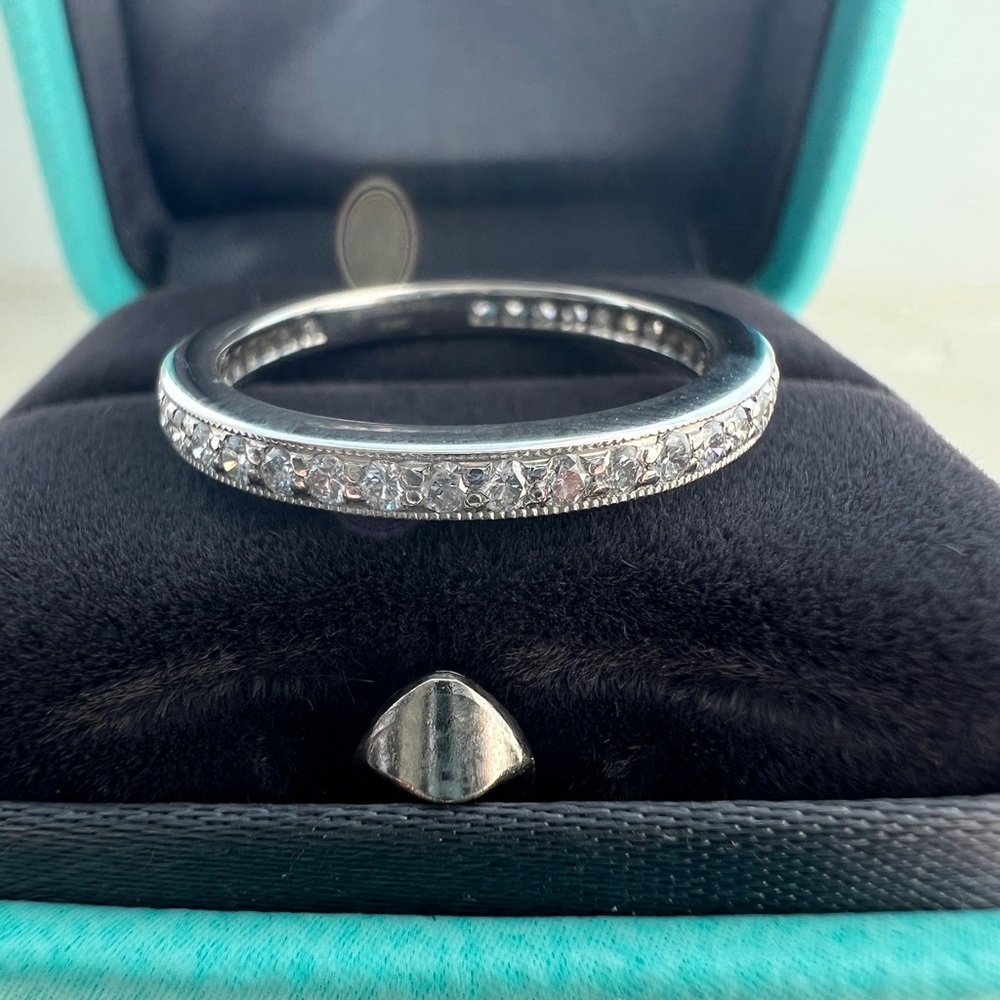 Round‎ brilliant diamond ring